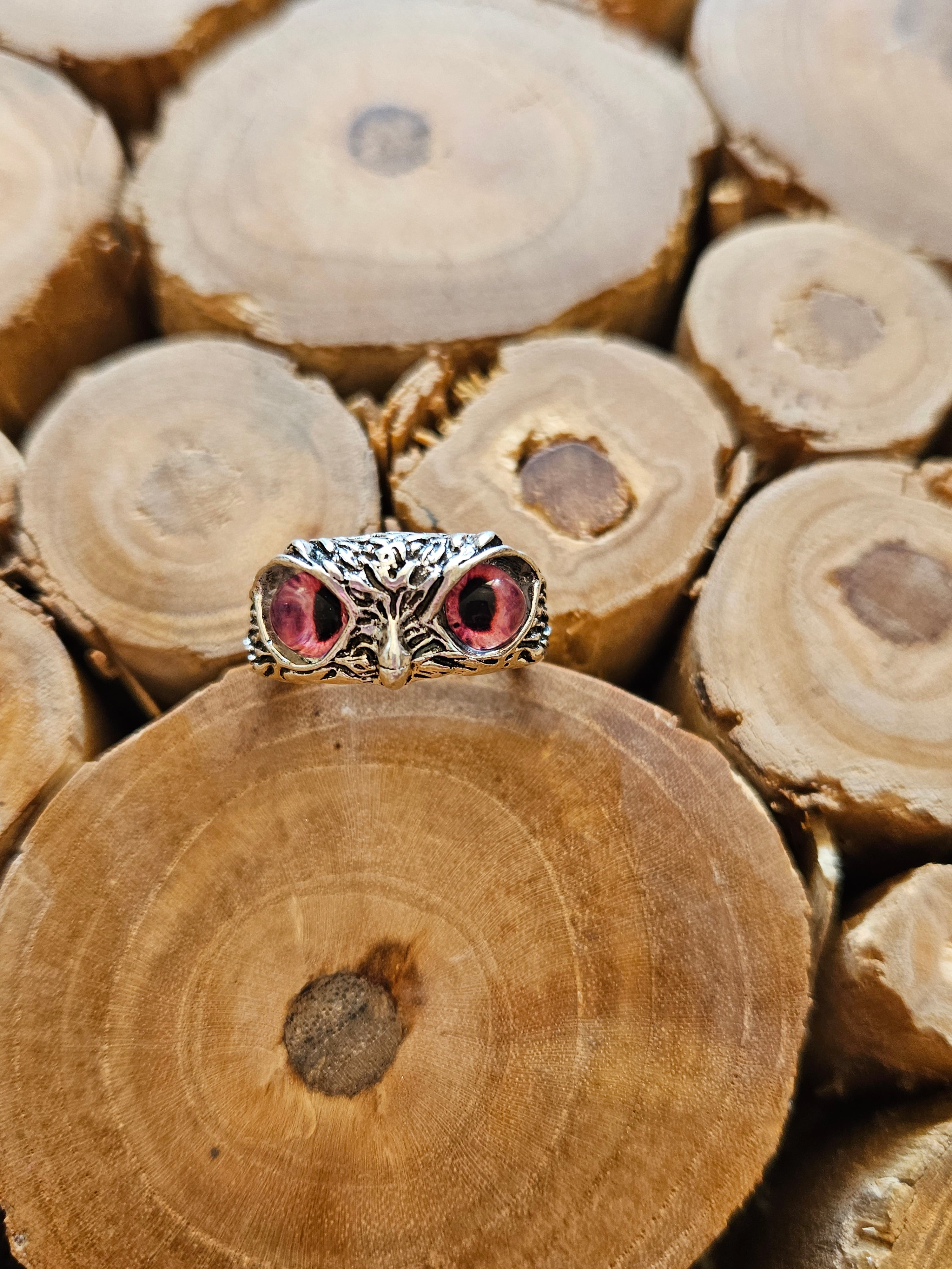 Verstellbarer Eulenring mit hellroten Augen